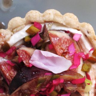 Tart with Goat cheese, figs and rose petals