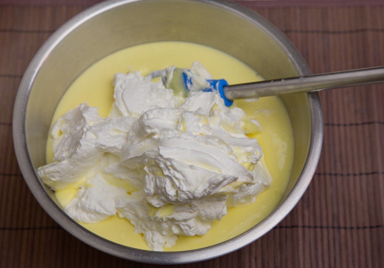 fold whipped cream into egg yolk / mascarpone mixture