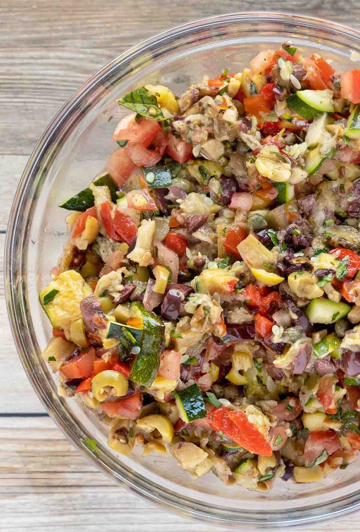 sizilianische Caponata in einer Glasschale