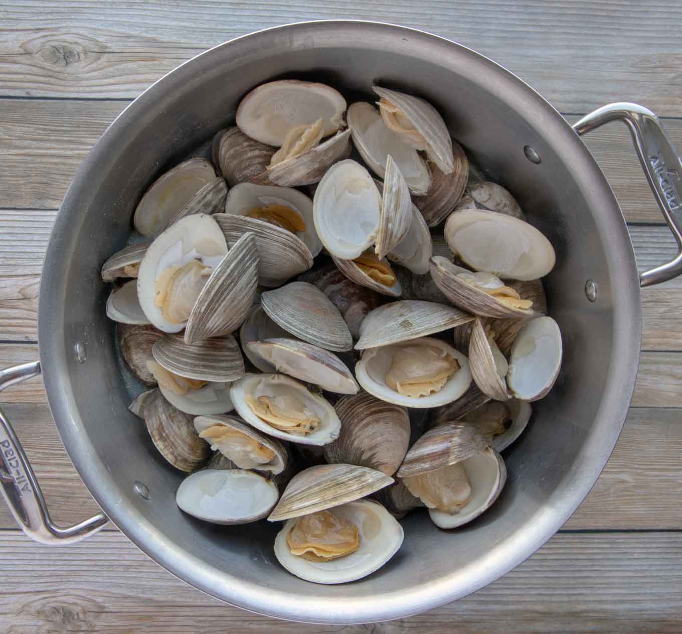 steamed whole clams in stock pot