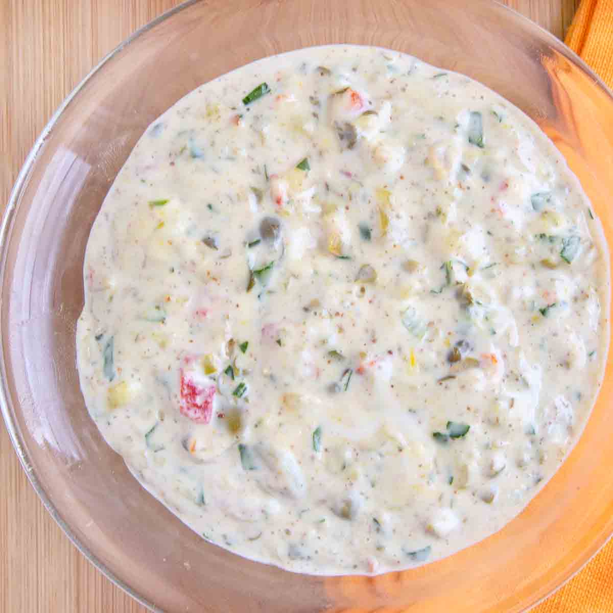 remoulade sauce in glass bowl
