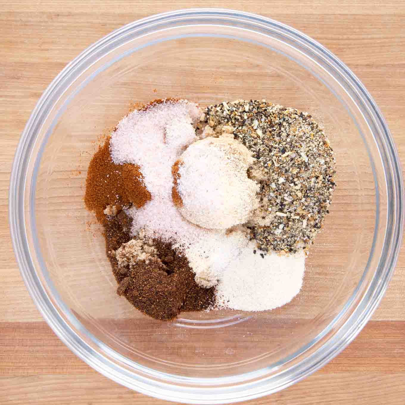 dry rub spices in glass bowl
