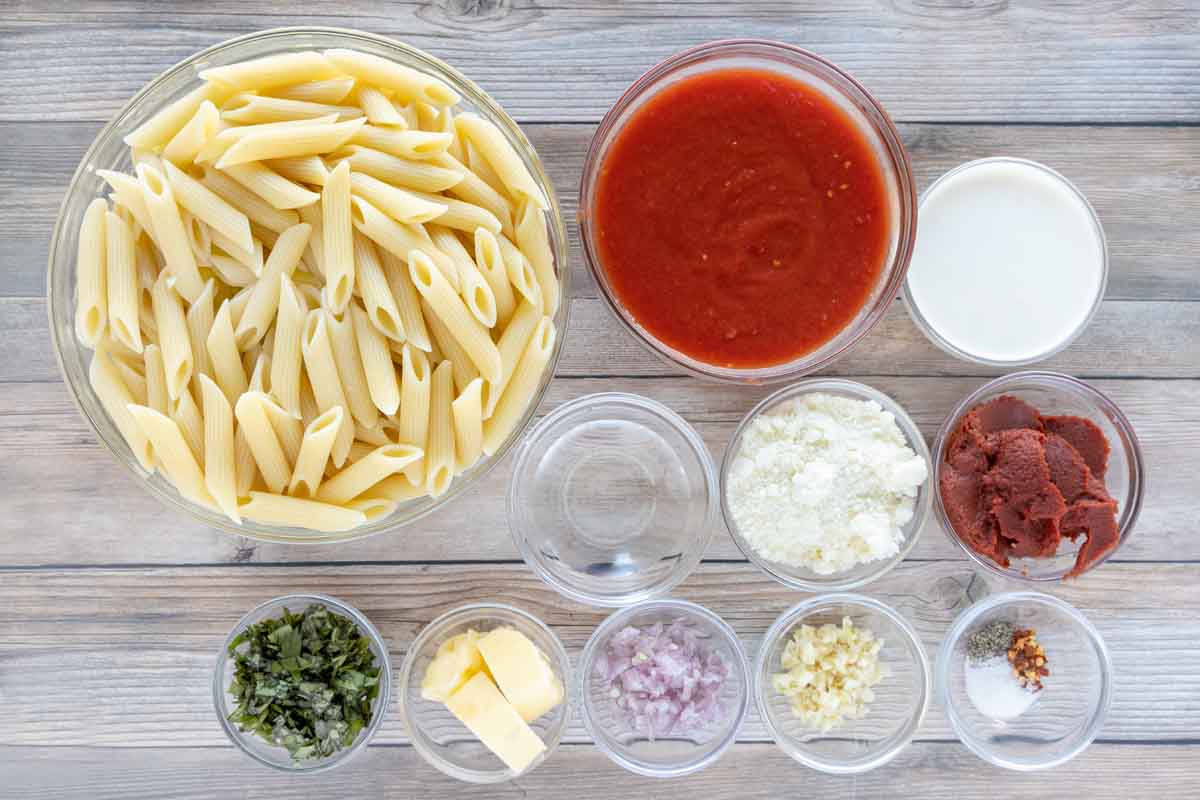 ingredients to make Penne alla vodka.