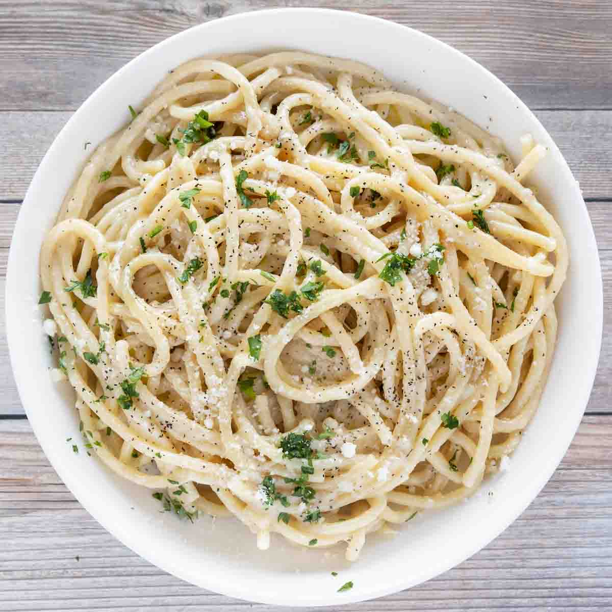 cacio e pepe in a white bowl