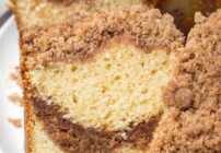 Tarçınlı streusel kahveli kek için Pinterest görseli