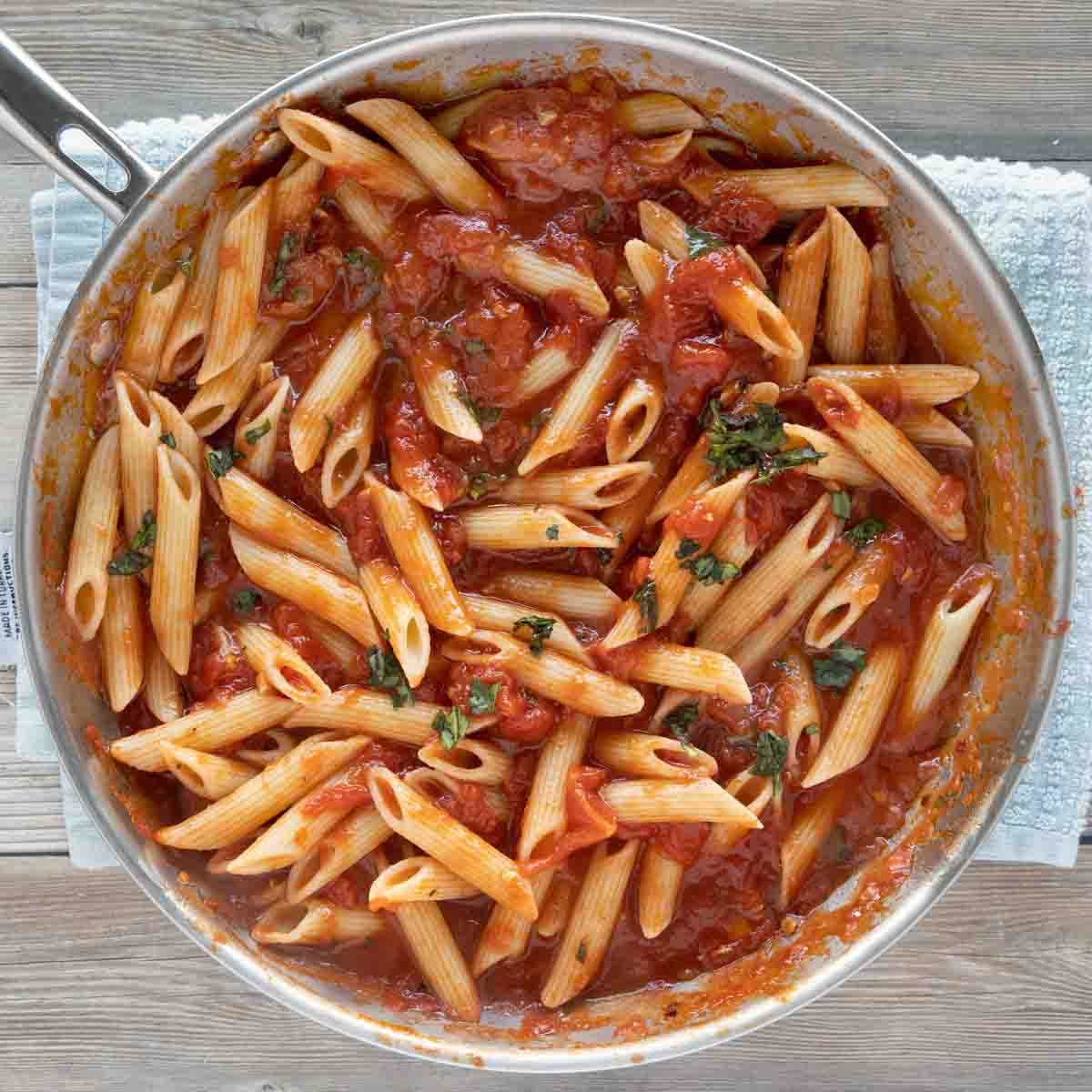 Penne arrabbiata in pan