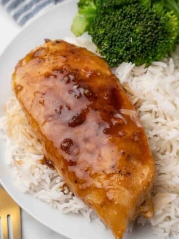 honey garlic chicken over white rice with broccoli