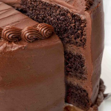 çikolatalı pastadan alınan dilim