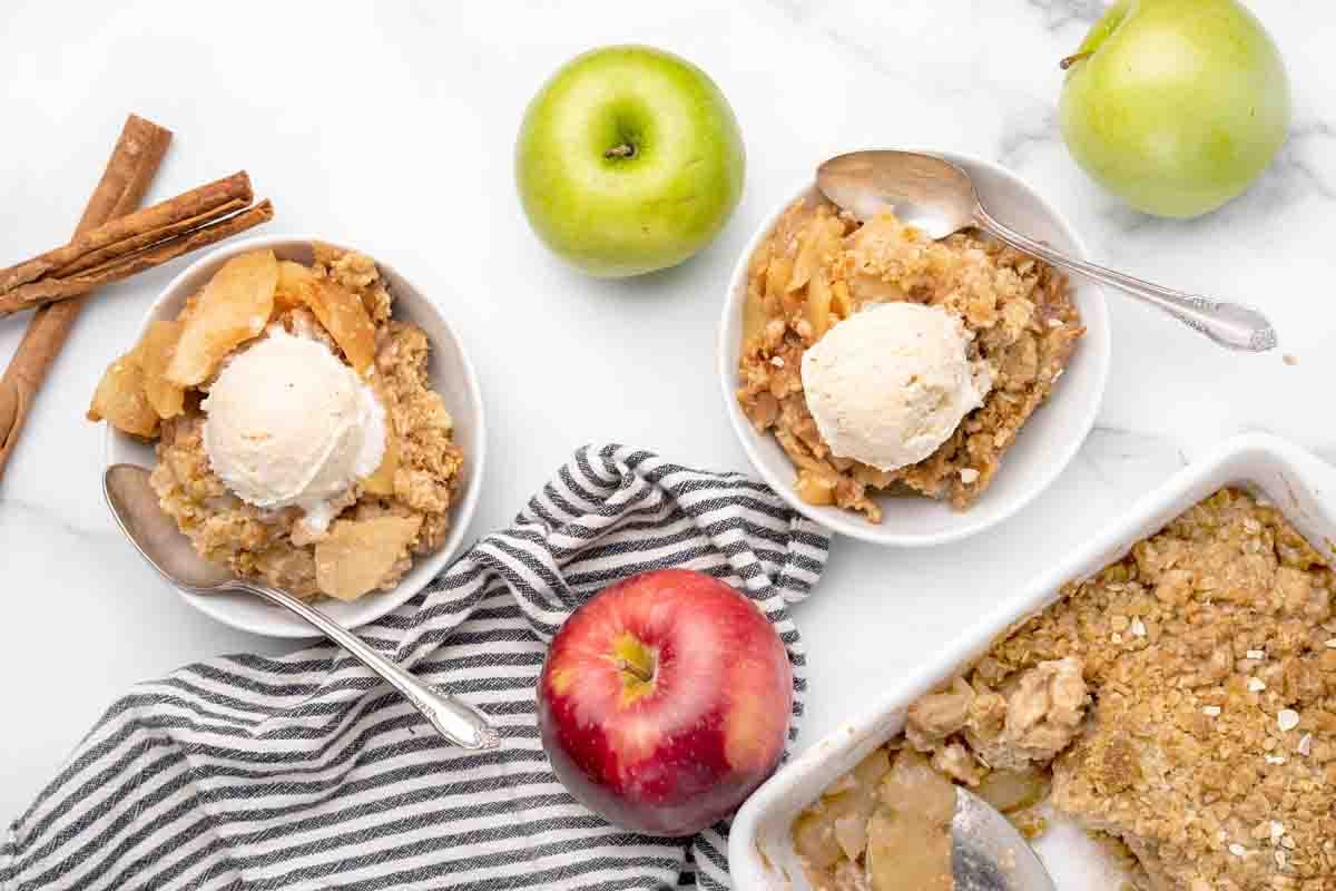 Old Fashioned Easy Apple Crisp - The Chunky Chef