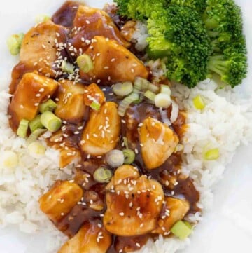 Brokoli ile beyaz bir tabakta yasemin pirinci üzerinde Kore Barbekü Tavuğu.