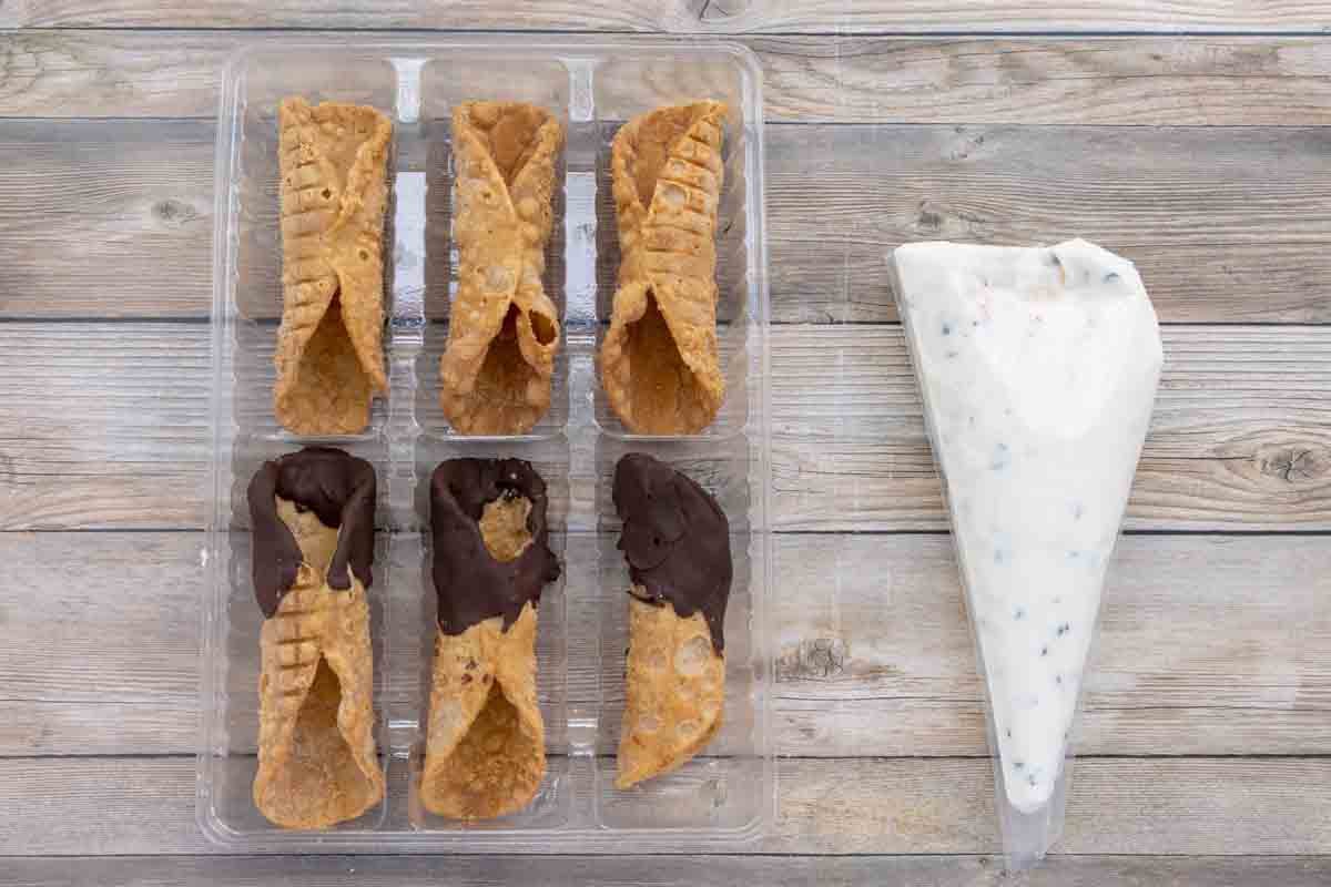 cannoli kabukları ve kremalı pasta poşeti.