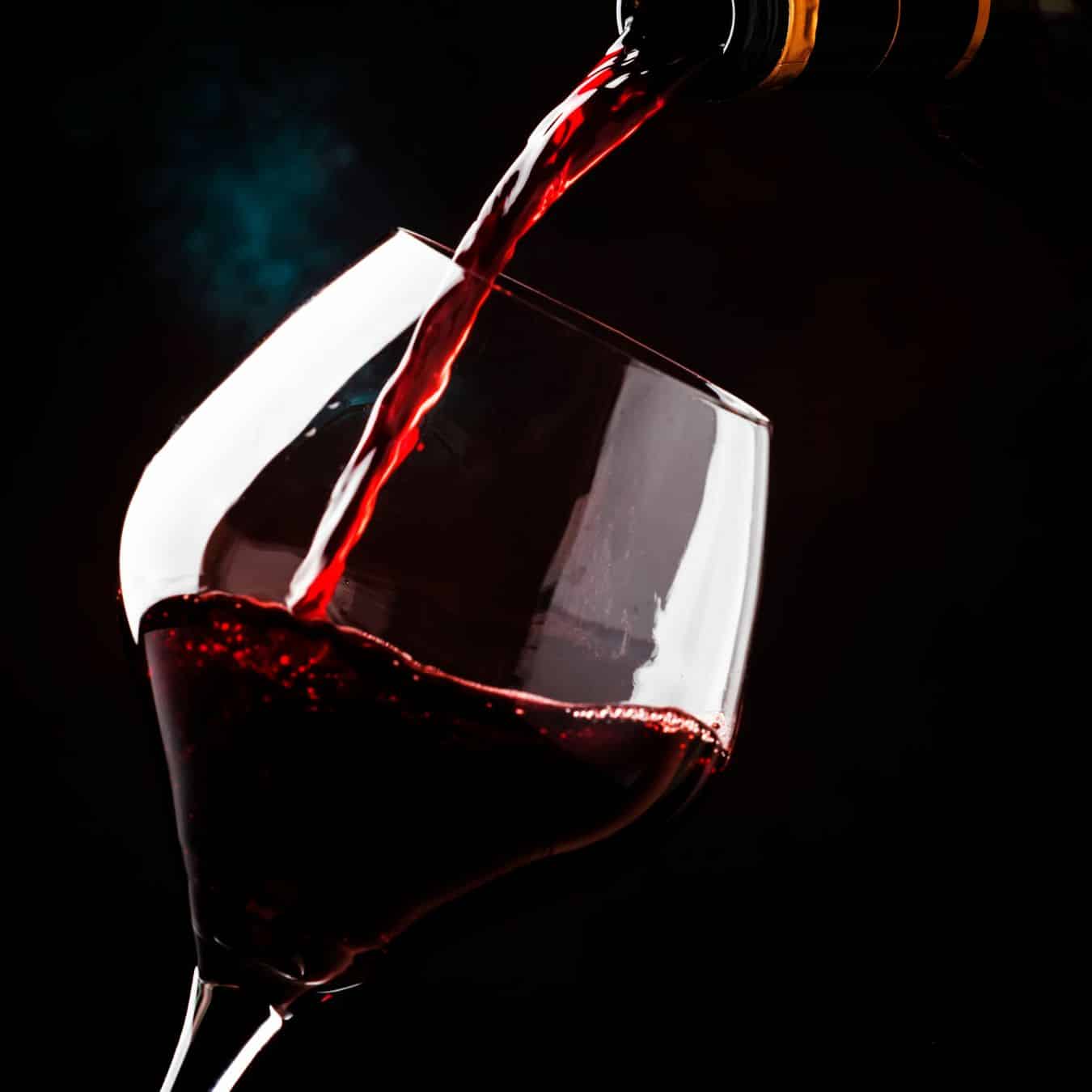 Pinot Noir wird in ein Glas gegossen