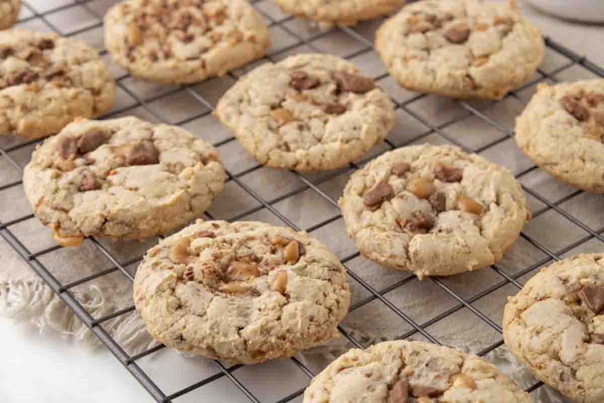 heath bar cookies on a wire rack.