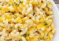 Pinterest image for slow cooker mac and cheese.