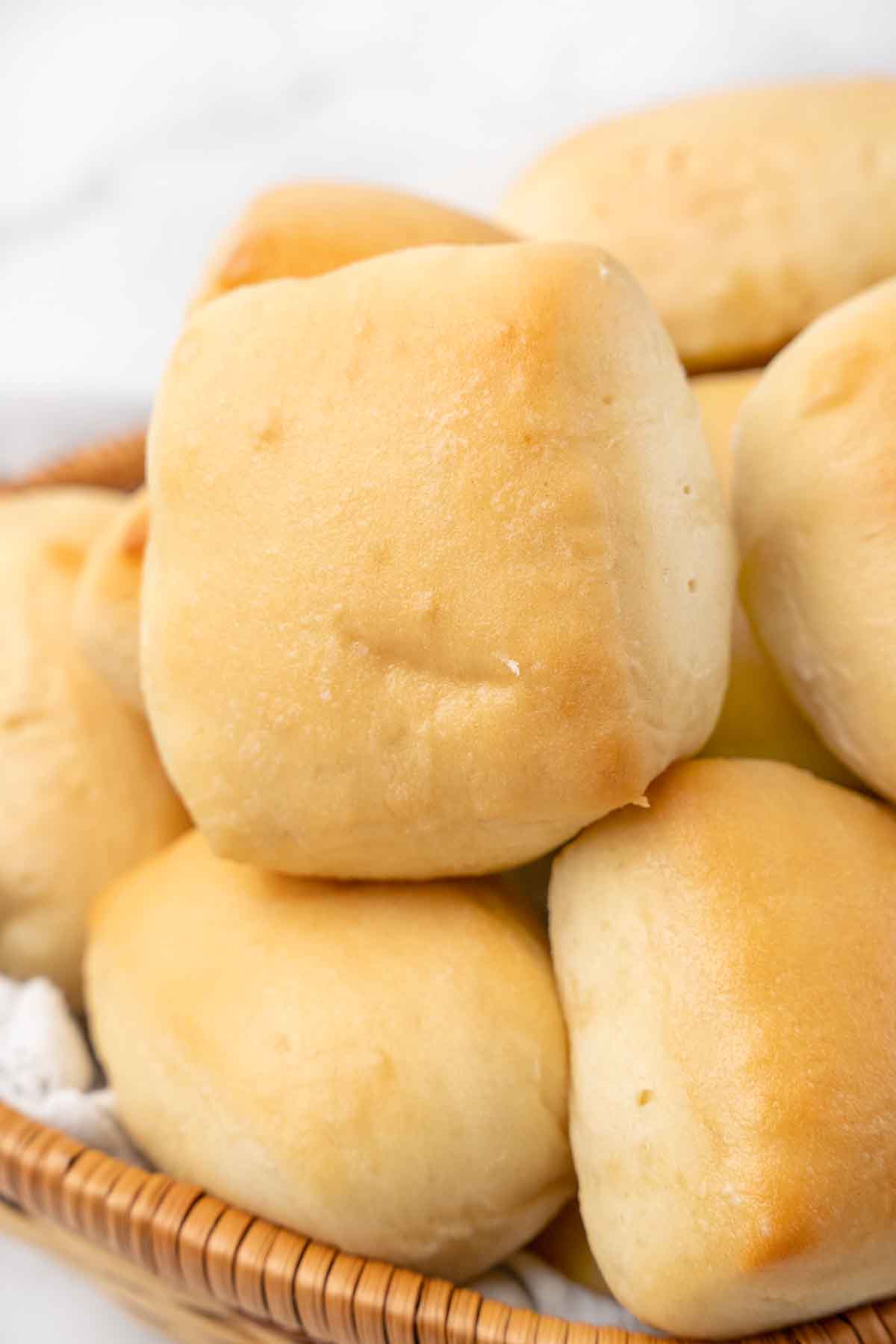 Texas roadhouse rolls in a basket.